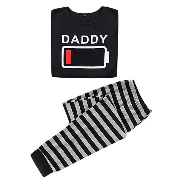 Familien-Schlafanzug Schwacher und voller Akku