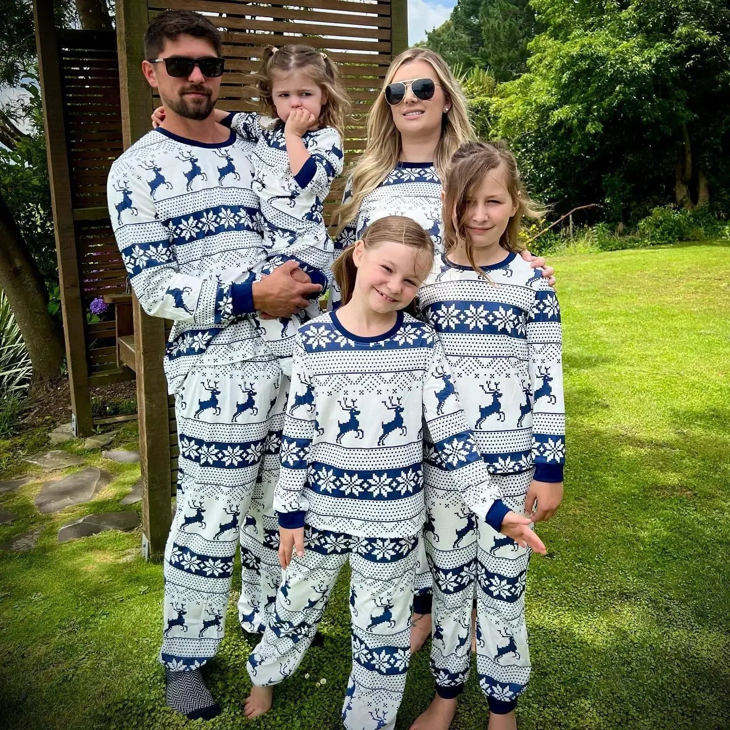 Weihnachts- Schlafanzug- Familie Weiß-blau gemustert